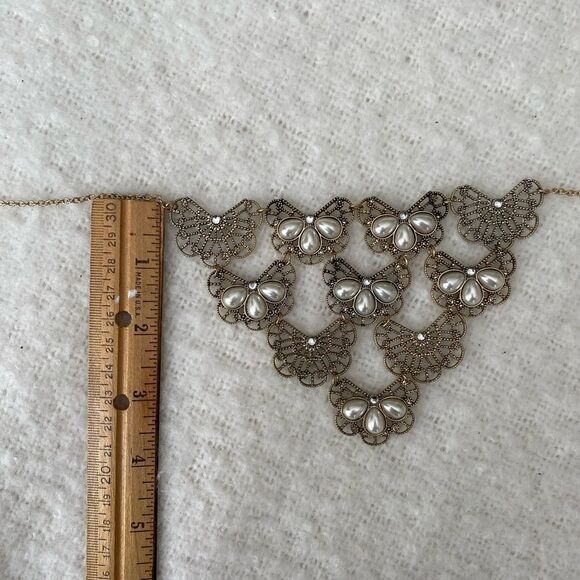 Beautiful gold and pearl statement necklace - Picture 5 of 6